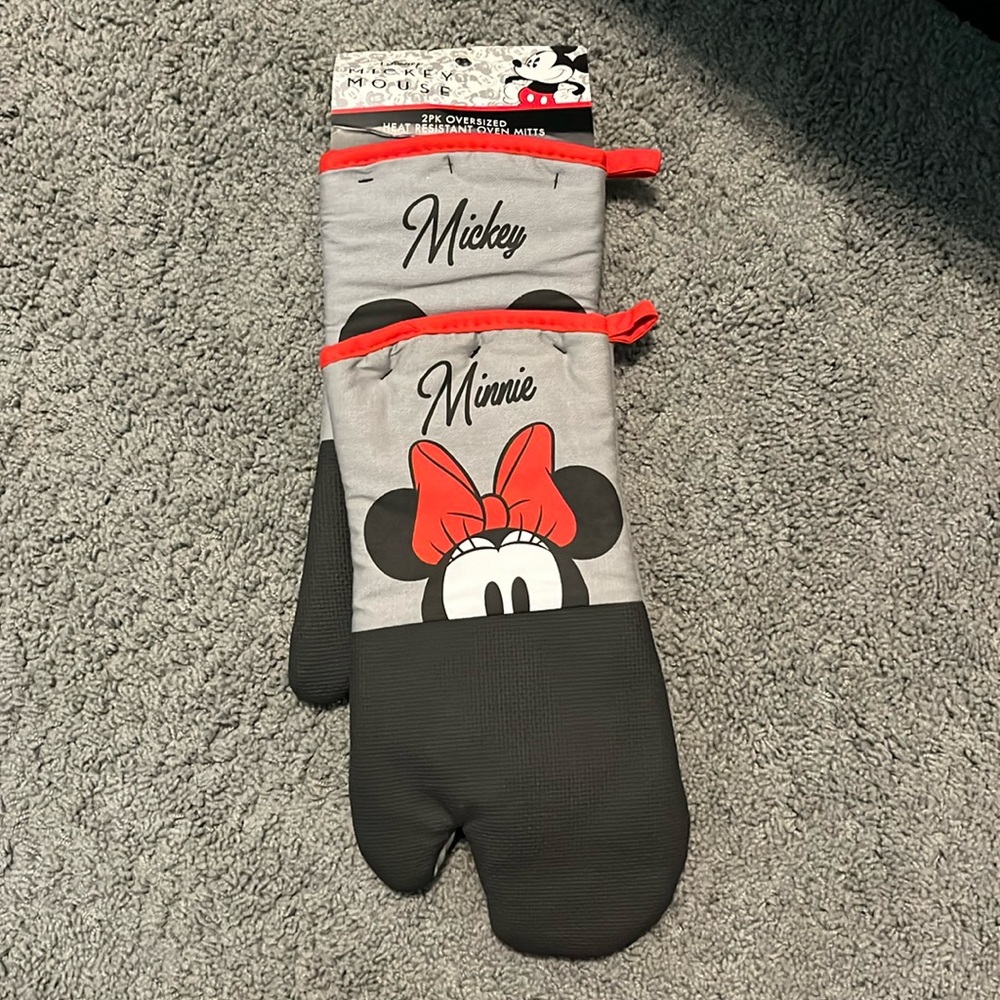 NWT Mickey and Minnie oven mitts